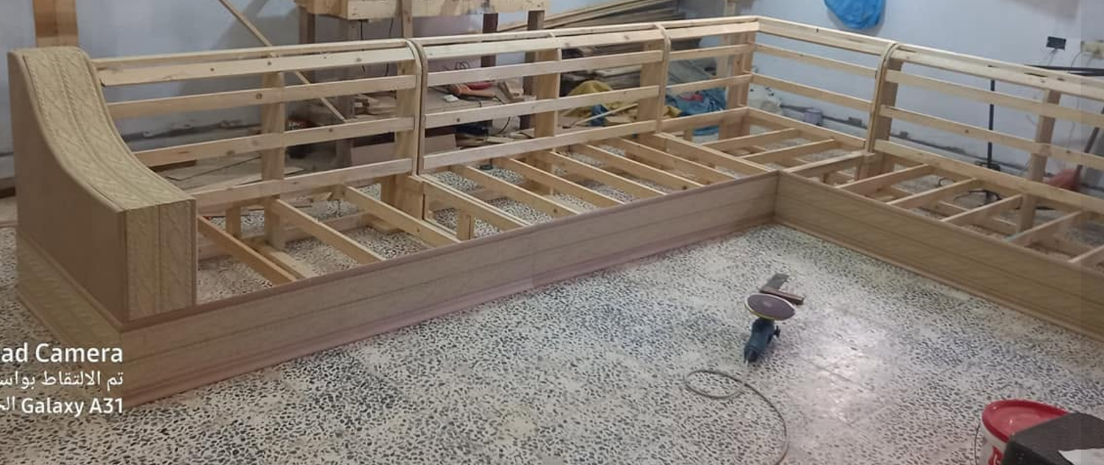 Sofarahmen aus Holz in der Werkstatt – Gestellbau von Polsterei Denno Duisburg